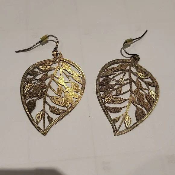 Shiny gold leaf shaped earrings - Picture 1 of 2